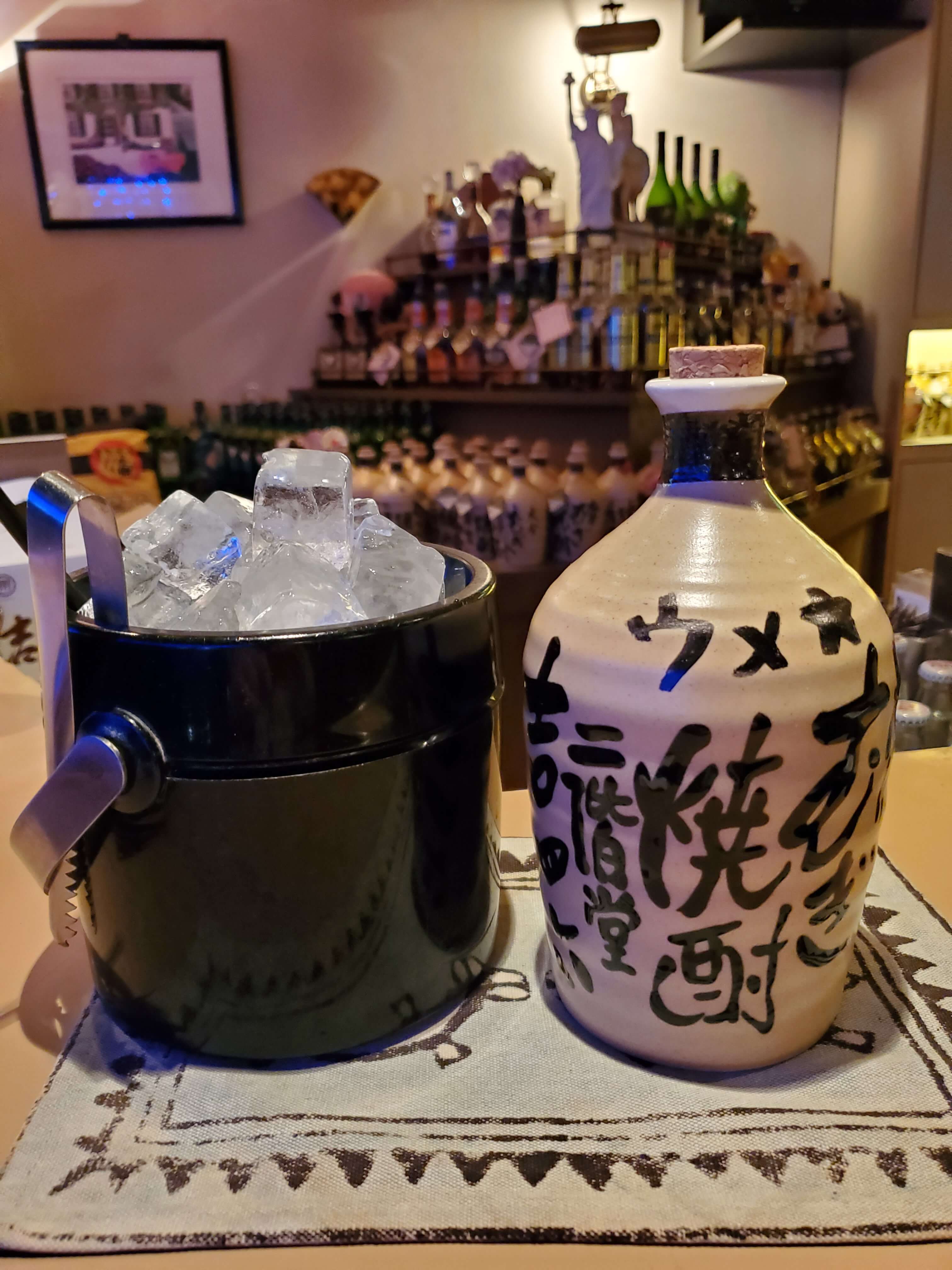 市が尾 パブスナック レイのカウンターに置かれた吉四六と氷
