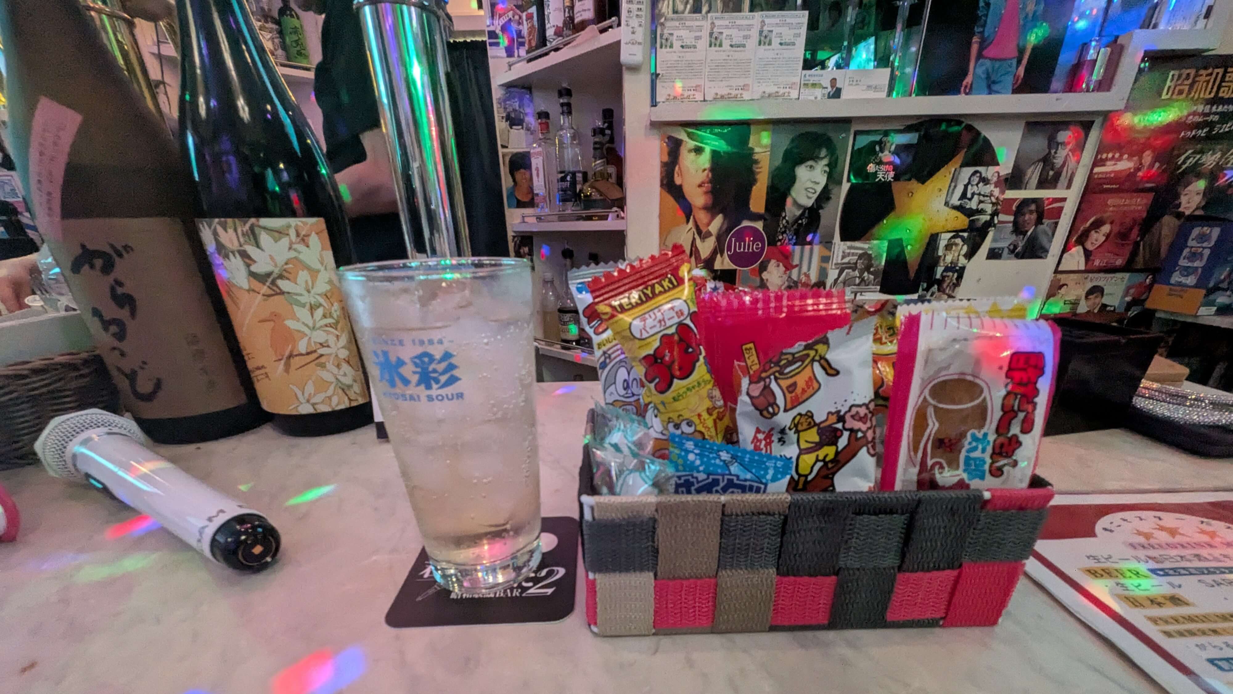 伊勢佐木長者町 君こそスターだ2のカウンターに並ぶ氷彩サワーと駄菓子とマイク
