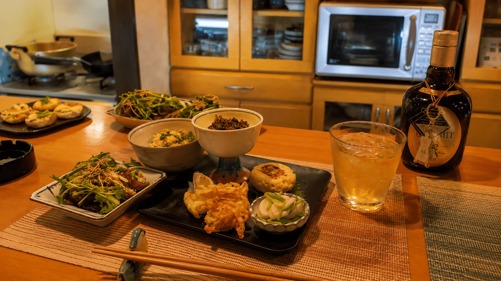 自由が丘 うふふの手料理とグラスが並ぶカウンター