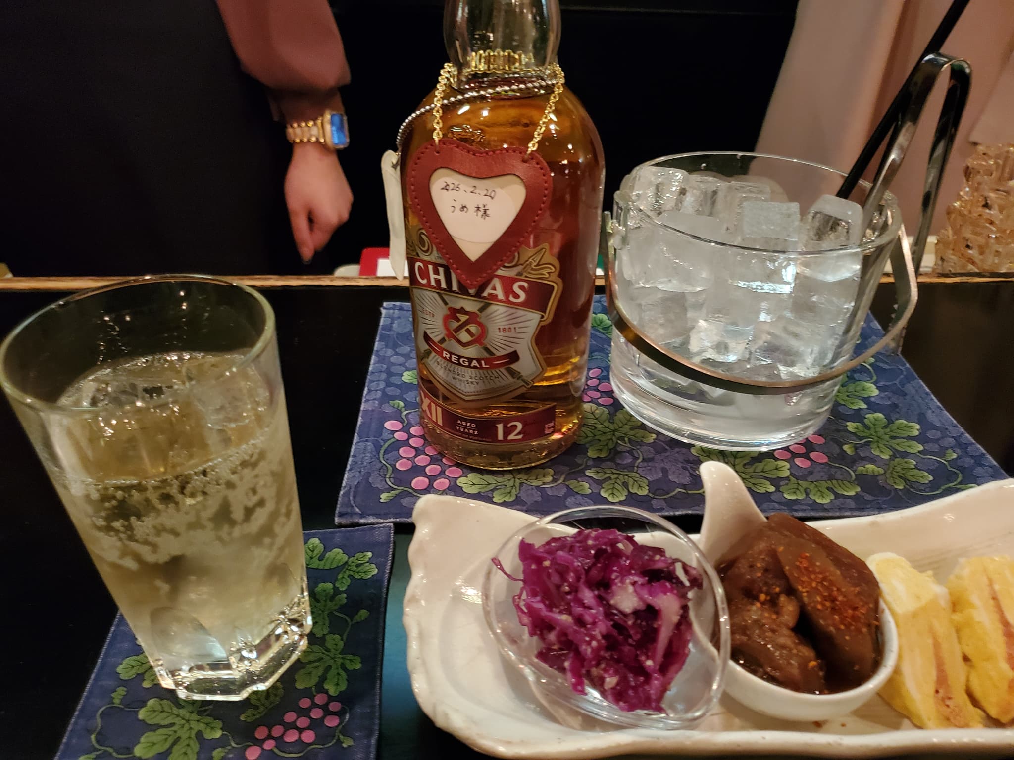 町田 パブ25:00の店内と手作りのお通し