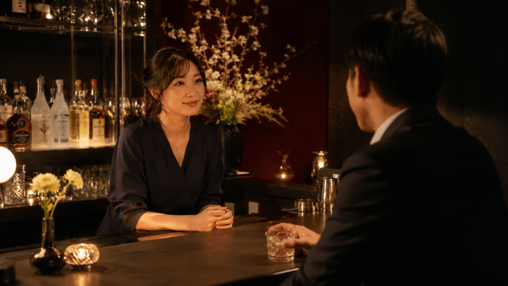 近すぎず遠すぎない距離で会話が流れるスナックのカウンター